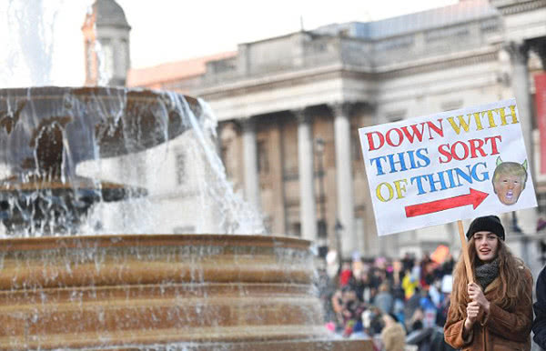 「日本」美抗议人群打出汉语口号，白宫内部一片哗然，日媒：难怪川普愤怒