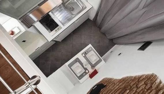 闺蜜花60万买北京8平米蜗居，睡觉头顶天花板，网友：值