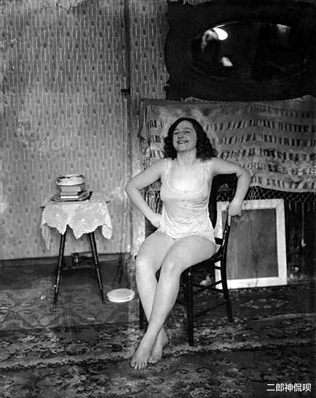 玛丽莲·梦露|历史上过目难忘瞬间：原子弹内部全是电线，图15为挣小费当人体模特的梦露