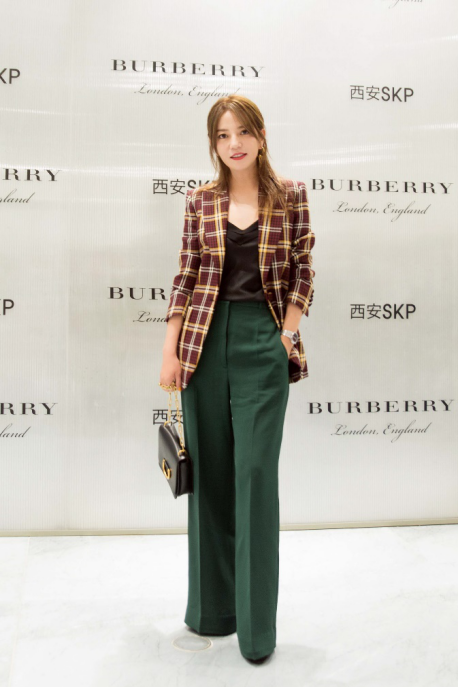 「赵薇」赵薇颜值重回《还珠》巅峰 ，穿搭功力大大提升，43岁还充满少女感