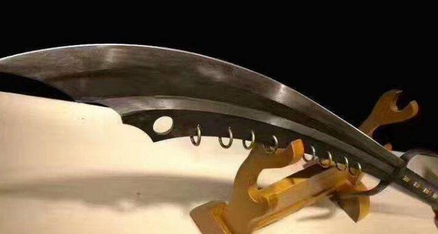 ▲古时候的大刀为何会有铁环?专家:刀上有九环,能躲多远躲多远