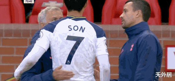 孙兴慜|巨星待遇！孙兴慜获9.7分后被换下，穆里尼奥送崇拜的眼神+安抚他