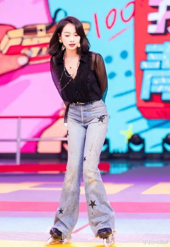 [宋茜]宋茜新造型，背带烟管裤配英伦领带尽显“雅痞范”，扎低马尾超美