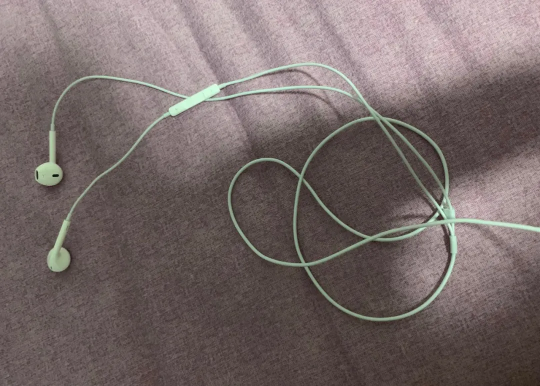 |那些还坚持用有线耳机的年轻人，真不是因为穷