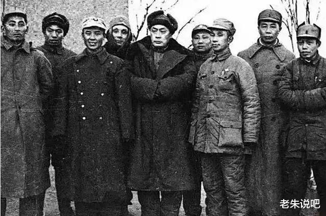 华东野战军|历史上过目难忘的瞬间：脚丫上满是泥的毛主席，图3“华野”将帅的罕见合影