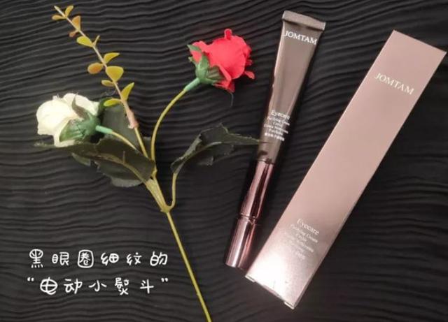 『眼霜』看了戚薇“涂眼霜”，才发现自己错了多年！难怪她双眼水嫩没细纹