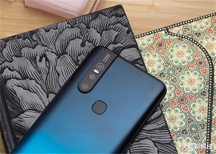 目前最轻薄的升降镜头手机，厚度仅8.5mm，论颜值恐怕是谁也不服！