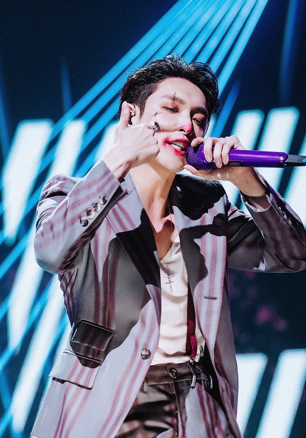 #张艺兴#“唱作人”张艺兴携新歌亮相舞台,红丝绒套装复古浪漫,气场全开