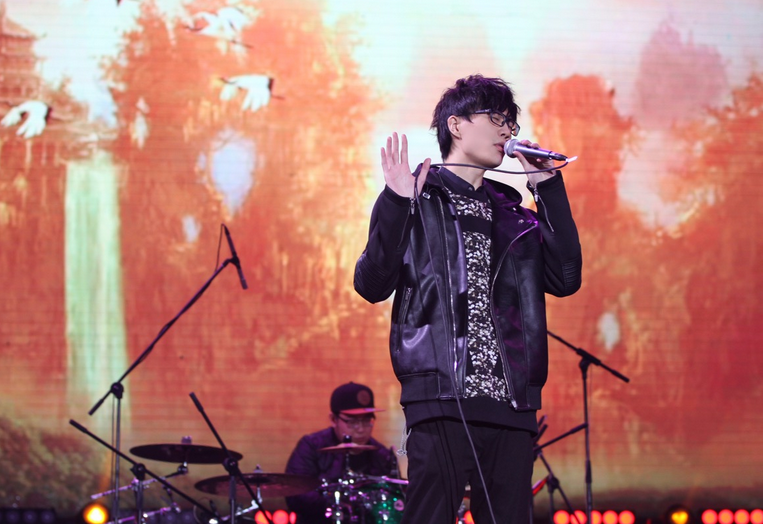 「」有这样的一位歌手，平时就像“过气”歌手，但却一开演唱会就会买断票，你知道他是谁吗？