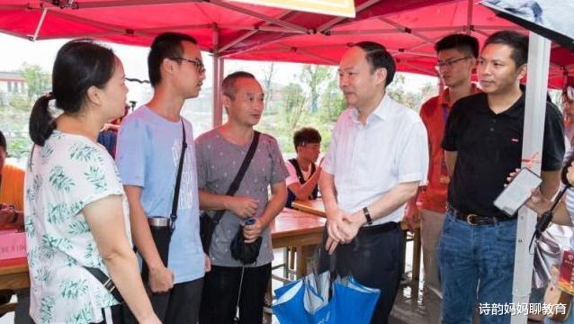 大学|大一新生带着冰箱去报到，得知原因后，学校给他买了一个更大的