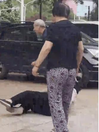 话晴空|大爷大妈为领免费大米互殴,凌晨4点排队,活动取消报警称骗人