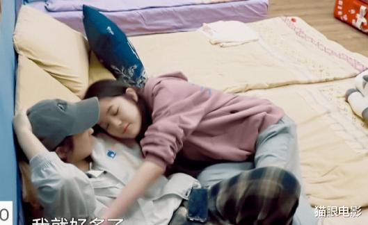 欧阳娜娜|当红小花私下竟是这样?两位助理侍候左右,帮脱鞋却遭冷眼相对