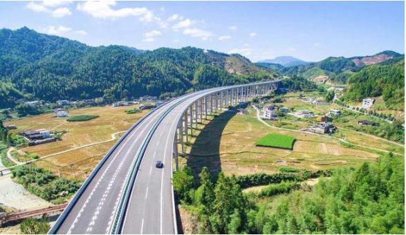 青海电视台经视法案|被父母遗忘在高速服务区，儿子淡定等待，吐槽：不是第一次了