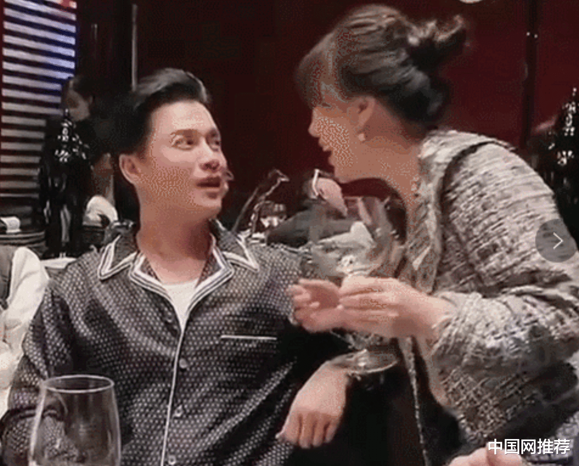齐溪|吕良伟晒照秀恩爱，在老婆面前硬汉化身小可爱