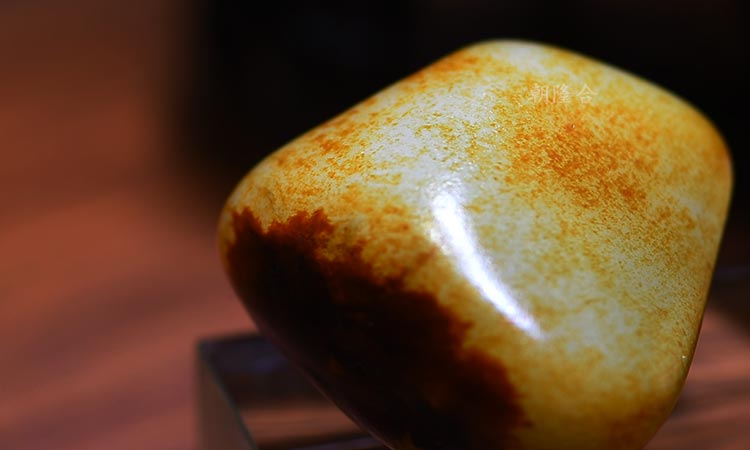 新疆维吾尔自治区|同样都是和田玉，为什么吧白度相差那么大？
