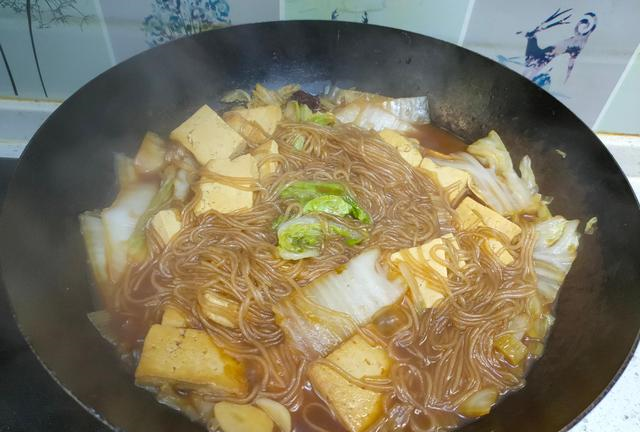 豆腐|天气冷，就馋这锅“热乎菜”，三种食材一锅炖，不放肉也倍儿香