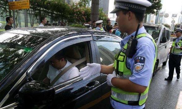 「驾照」开车被查忘带驾照怎么办？交警：能拿出这3个“法宝”，就没事