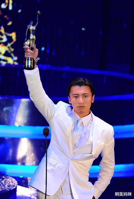 谢霆锋|作为众多明星所崇拜的谢霆锋，是影视剧还是乐坛受人欢迎？