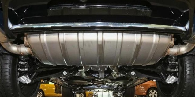 大众途锐|被“车标”拖累的suv,连雨刮都是进口,一口气降12w,还是难走量