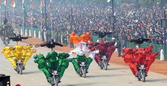 【】阅兵呢，能不能严肃的看完？！