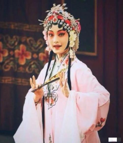 李沁|李沁：被国家秘密培养的人才，转行挤进娱乐圈，理由令人感慨