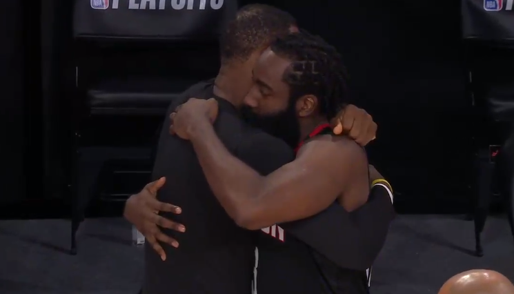 湖人队|老詹紧抱大胡子！湖人4-1晋级后，詹皇熊抱浓眉咧嘴大笑并一起离场
