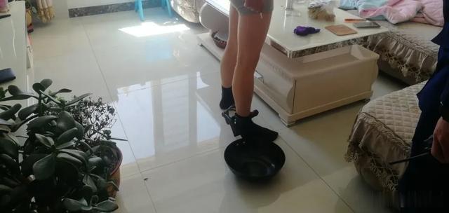 #违停#丈夫和妻子吵架后呼呼大睡，醒后竟发现被上锁！太令人窒息