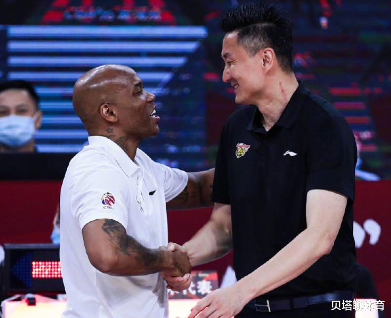 #杜锋#杨毅又被喷了！只因为马布里杜锋拥抱大笑后，他说了11个字