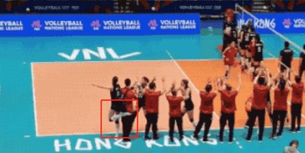 「朱婷」喜事将近？朱婷与一帅气男子打情骂俏 郎平：女儿长大了