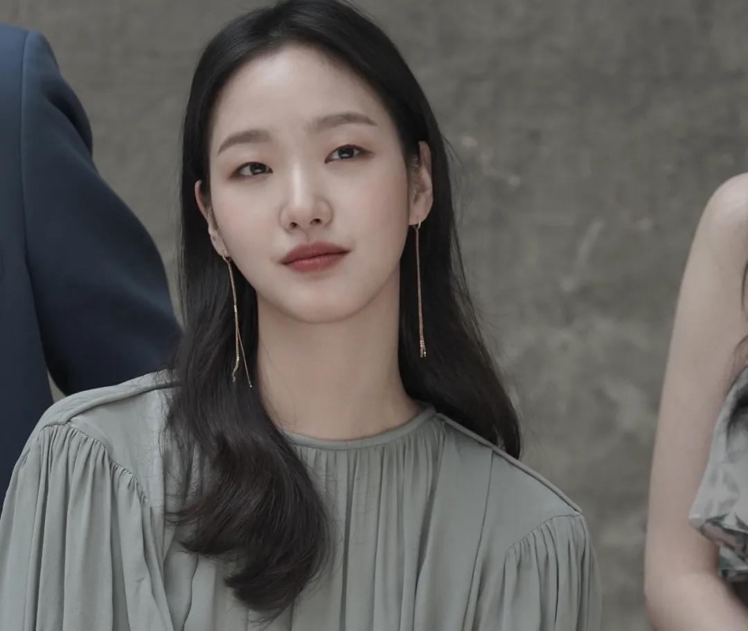 古力娜扎|欧阳娜娜和娜扎同框被虐成助理？美女和大美女的差距究竟在哪？