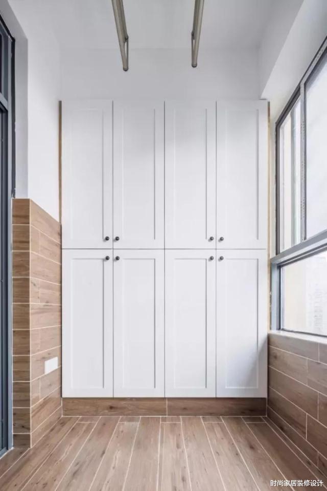 ##别看阳台小，一个墙面用来这样一装，还能多出一储物柜！