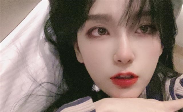 rita|LPL女解说扮成动漫角色，当她摘下嘴上竹筒时，粉丝：你是谁？