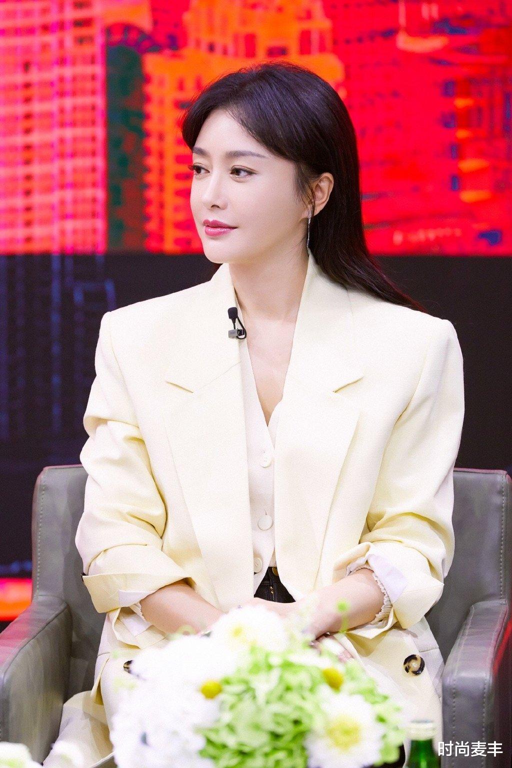 #秦岚#秦岚这一身太适合职场了，鹅黄色西装+皮裤，简约却不失风度
