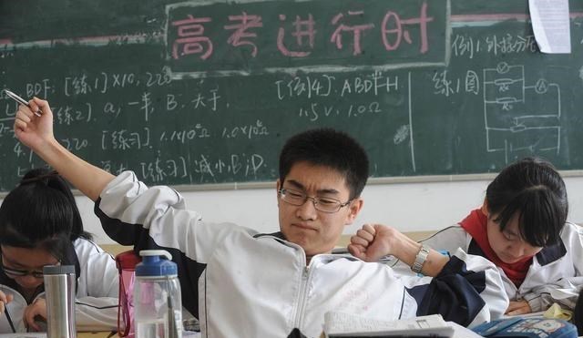 『野鸡大学』野鸡大学到底有多坑人？连公务员都不让考，高考生不得不防