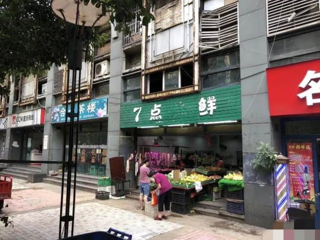 话晴空|水果店女老板遭殴打后砍伤城管:多名群众主动要求作证,城管家属亲朋疑求赔偿