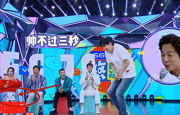 「迪丽热巴」热巴穿裙子录综艺不方便坐下，有谁留意节目组的做法？难怪能火这么多年