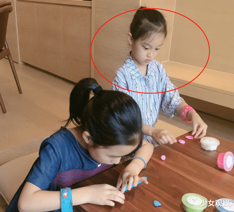 贾云馨|8岁甜馨生活照被热传,五官长开后越来越清秀,“萌娃”没错了