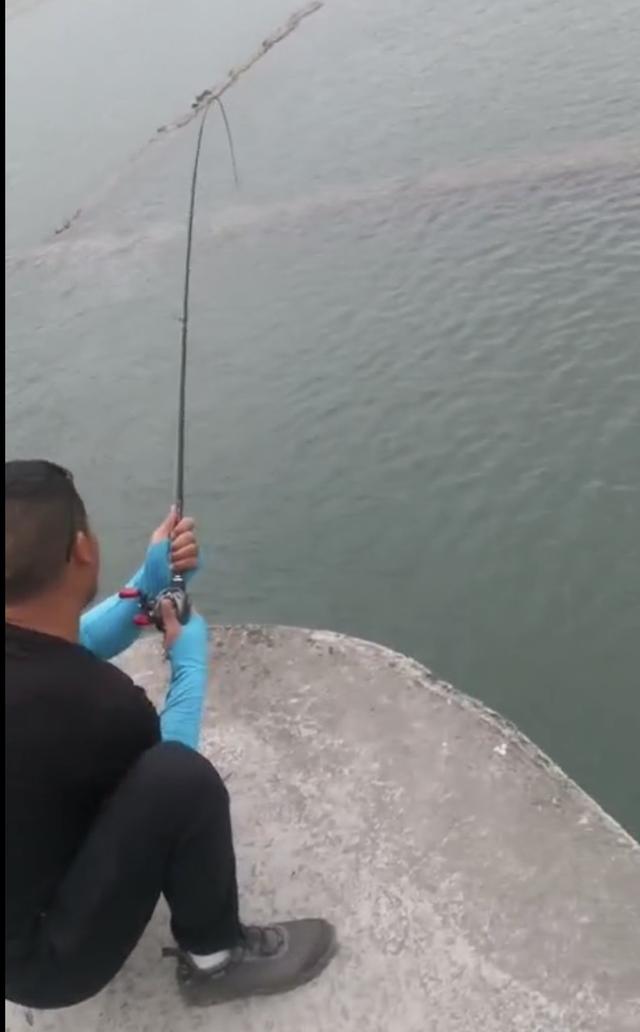 「鲫鱼」汉江巨物横行，你们偏偏不信，这是朋友刚刚钓获的