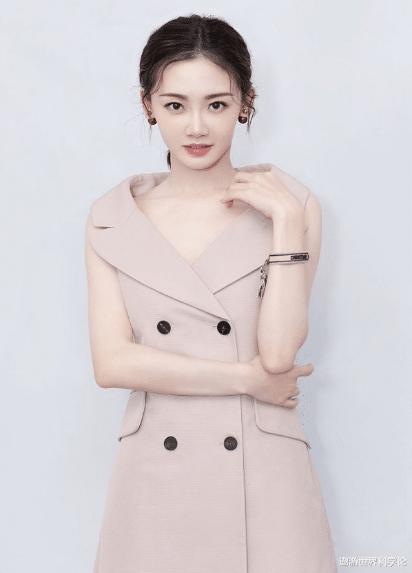 『苗苗』苗苗穿高跟鞋为了不撞鞋，就在鞋子外面加“创可贴”，意外很时髦