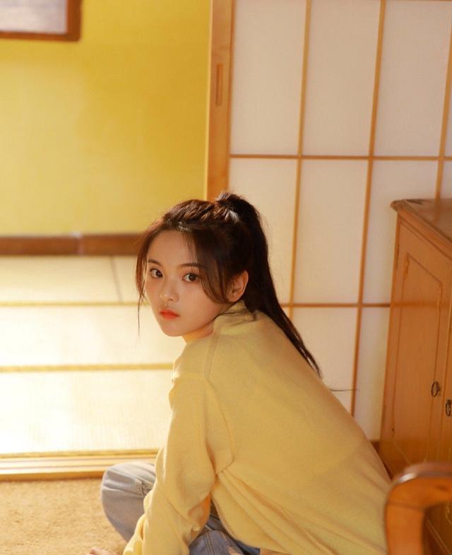 「杨超越」杨超越真是太“软”了，双马尾造型也太可，老土剪刀手姿势却挺潮