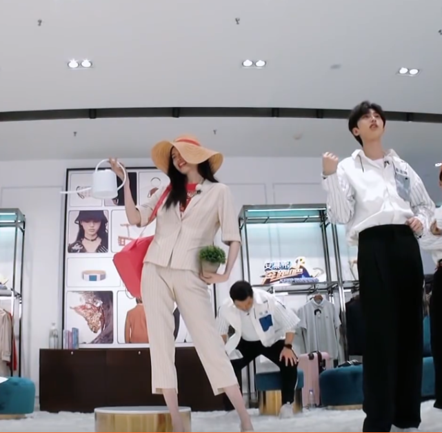 「程潇」跑男为女嘉宾挑衣服，何穗像走秀，baby张天爱甜美，程潇最帅