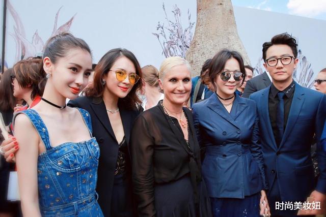 西装|章子怡又美到国外,穿黑西装配短裤高级大气,同框女星气质赢了