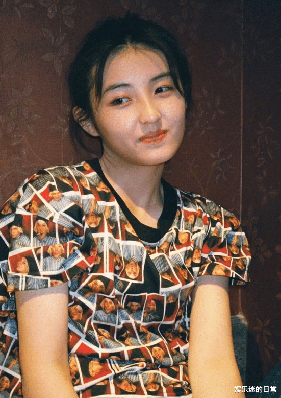 「张子枫」张子枫穿“恐怖T恤”晒自拍！全都是同一个男生的脸，不愧是追星小迷妹