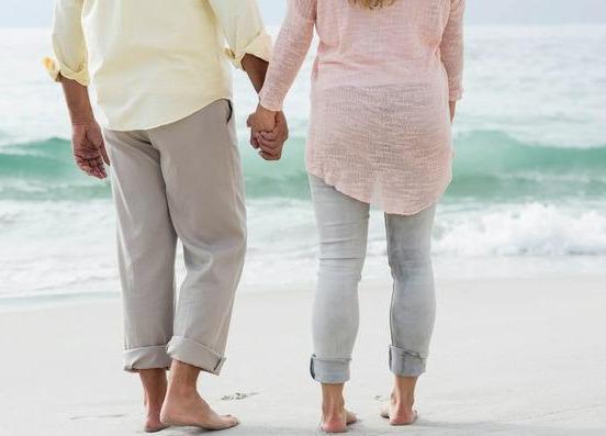 肝脏▲肝不好都写在脸上,脸上出现4种状况要注意,3件事不能再做了