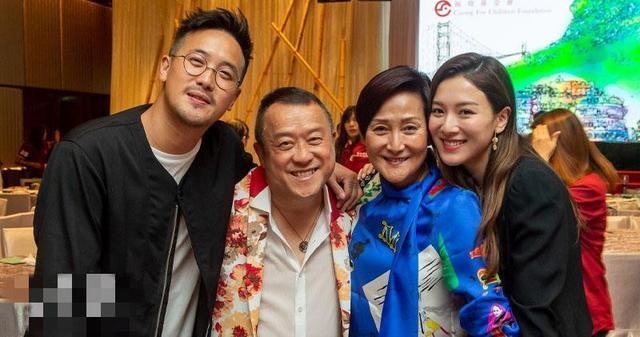 曾志伟|曾志伟亡妻后首发声，穿素服目送棺木火化，戴口罩难掩悲伤