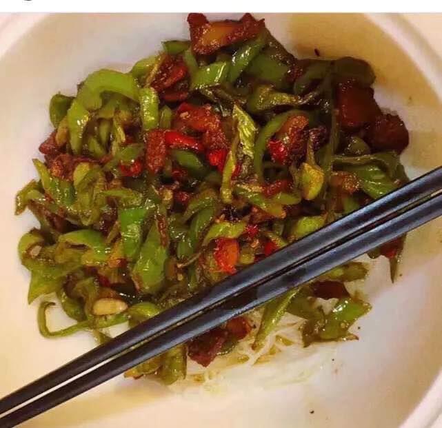 吴谨言：《延禧攻略》让她昙花一现，如今新剧杀青无人问津，只能煮面自娱