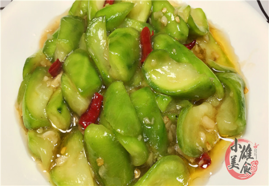 ##炒丝瓜时，马上下锅就错了，难怪丝瓜发黑没食欲，早懂早受益！