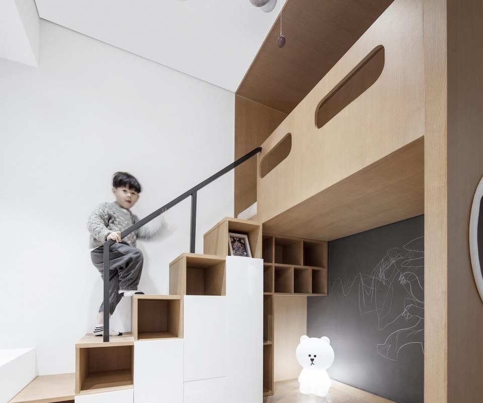 |她家180㎡的大宅，坚持把沙发往前挪2米，改出一座“秘密花园”