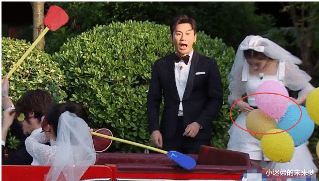 『关晓彤』奔跑吧：关晓彤以为没人在拍她，趁镜头不注意掀开裙摆，观众彻底看懵了