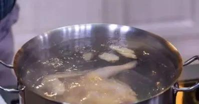 「白切鸡」做白切鸡时，放2粒“它”，鸡皮立刻变金黄，难怪饭店大厨不透露